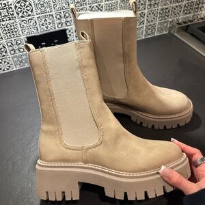 Women’s Chelsea Lug Sole Boots - Beige